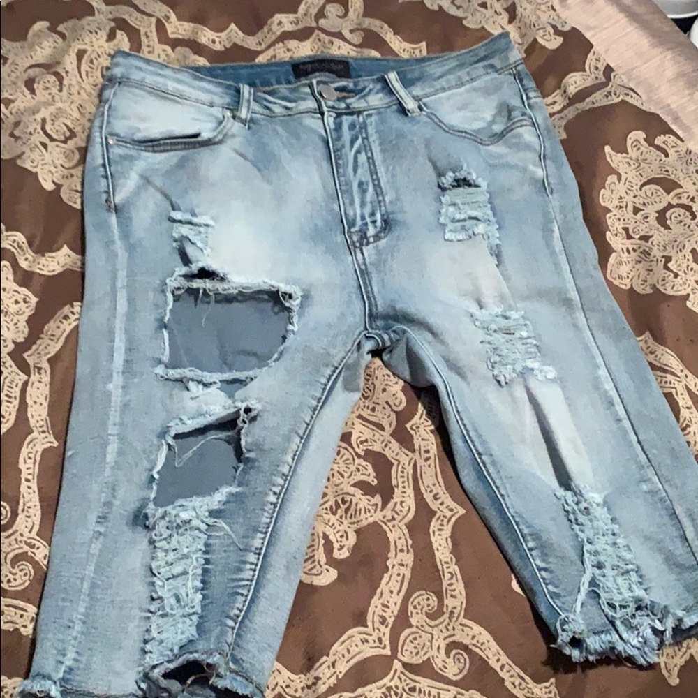 Bermuda distressed shorts